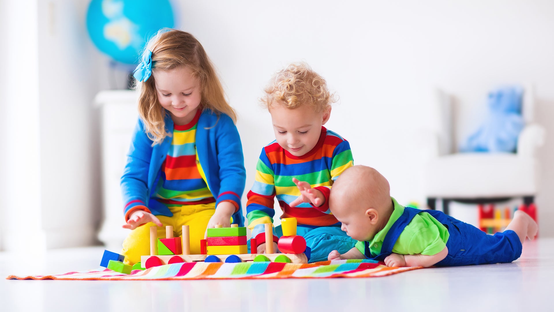 A kids started to build a building with puzzle